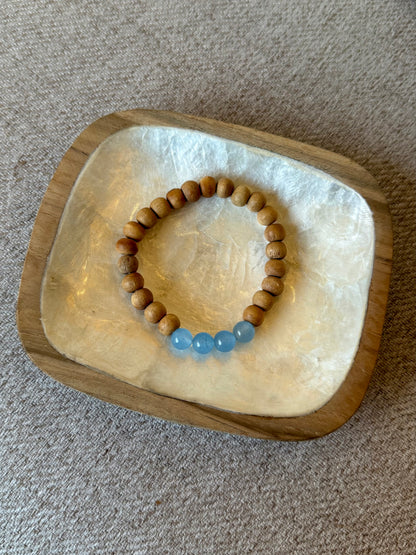 Bracelet en calcédoine bleue & bois de santal – Pierre de douceur et de communication – Fait main à Bali