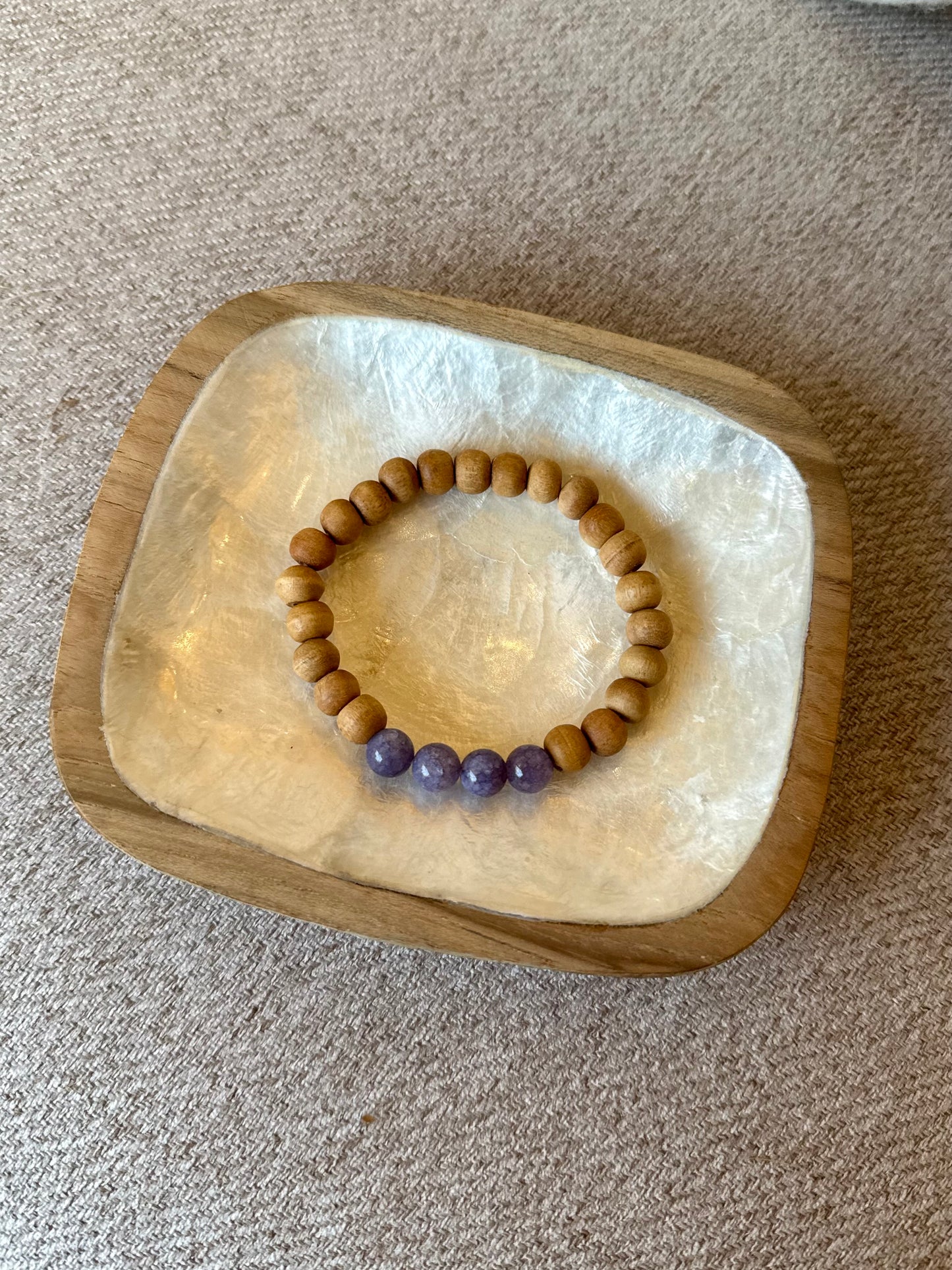 Bracelet en améthyste & bois de santal – Pierre de protection et d’apaisement – Fait main à Bali