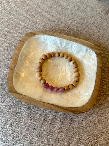 Bracelet en rhodonite & bois de santal – Pierre d’amour, de compassion et de guérison émotionnelle – Fait main à Bali