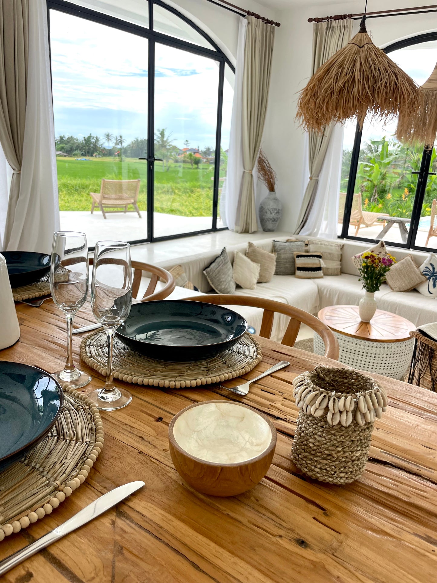 Petite panière en jonc de mer et coquillages cauri – accessoire déco bohème chic de Bali