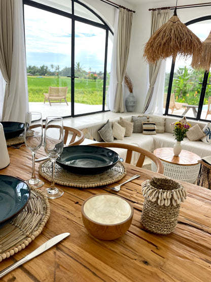 Petite panière en jonc de mer et coquillages cauri – accessoire déco bohème chic de Bali