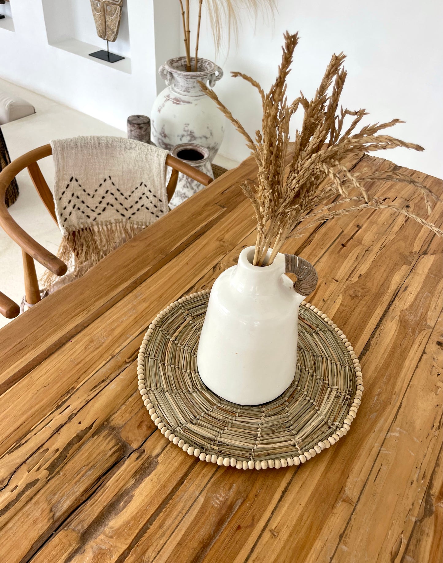 Set de table en fibres naturelles et perles de bois – esprit bohème et raffiné