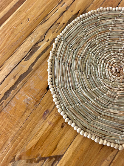 Set de table en fibres naturelles et perles de bois – esprit bohème et raffiné