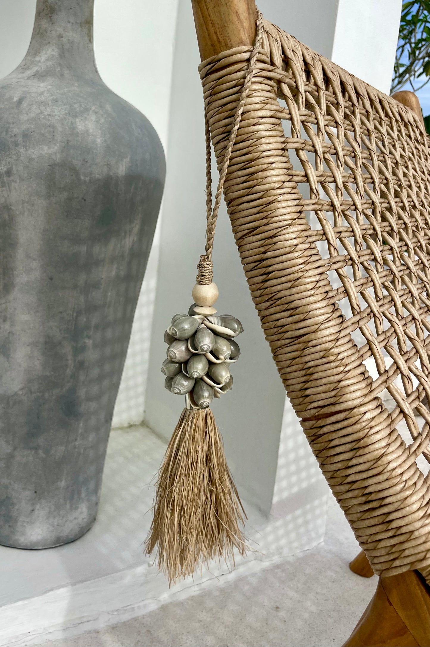 Embrasse en corde tressée, coquillages gris et plantes aquatiques séchées – création artisanale bohème