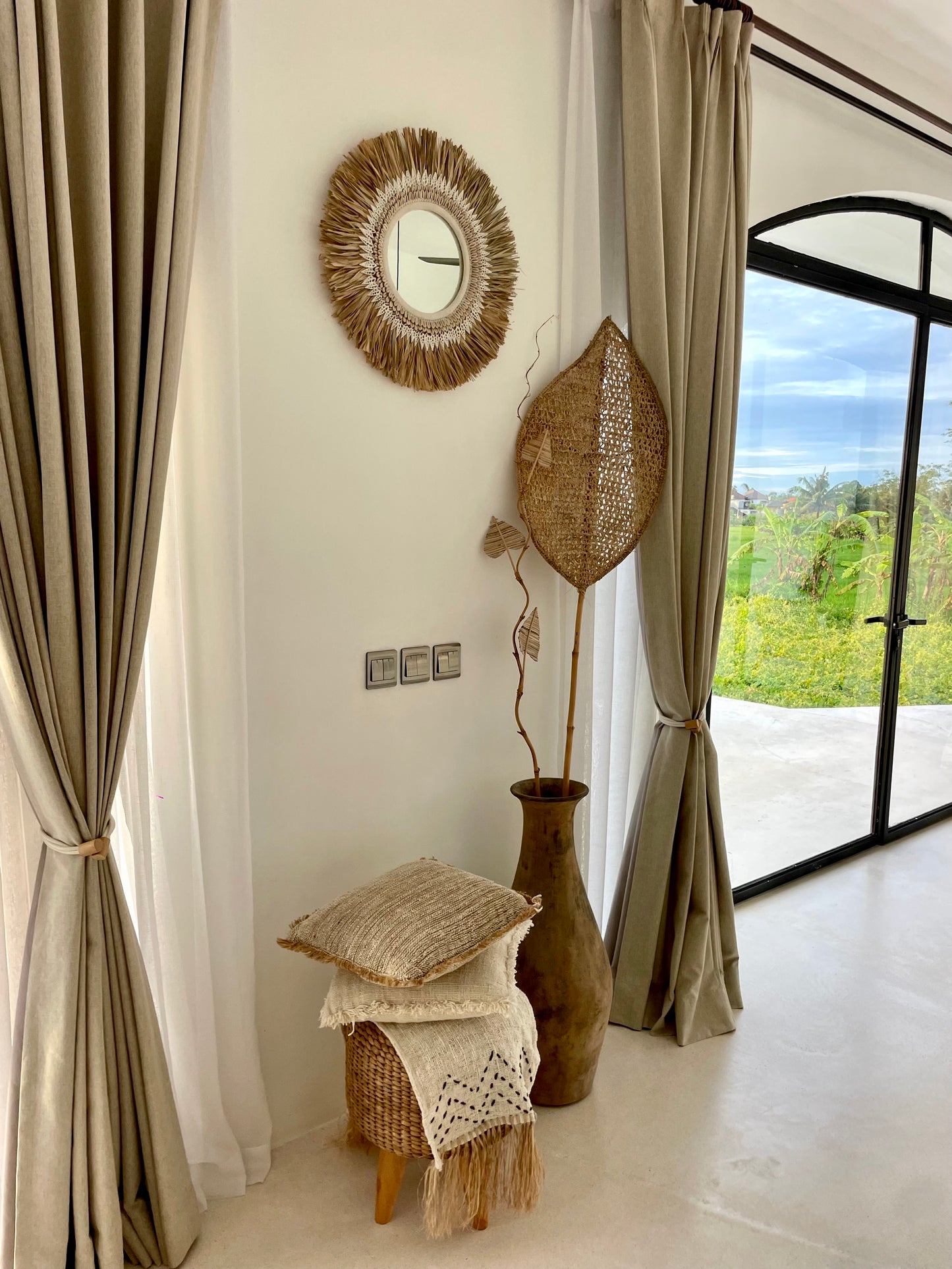 Miroir rond en coquillages et macramé – pièce artisanale bohème de Bali