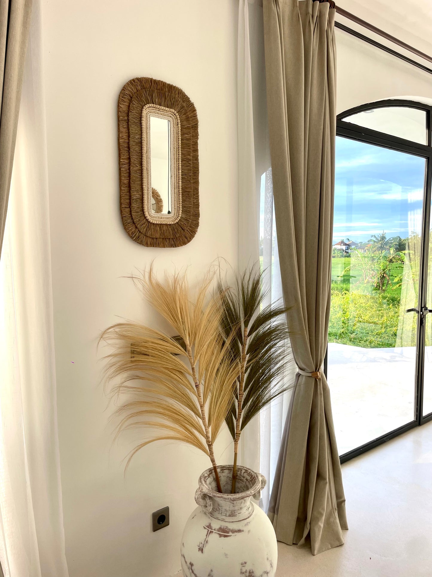 Miroir rectangulaire en macramé, perles de bois et fibres naturelles – pièce murale artisanale et élégante