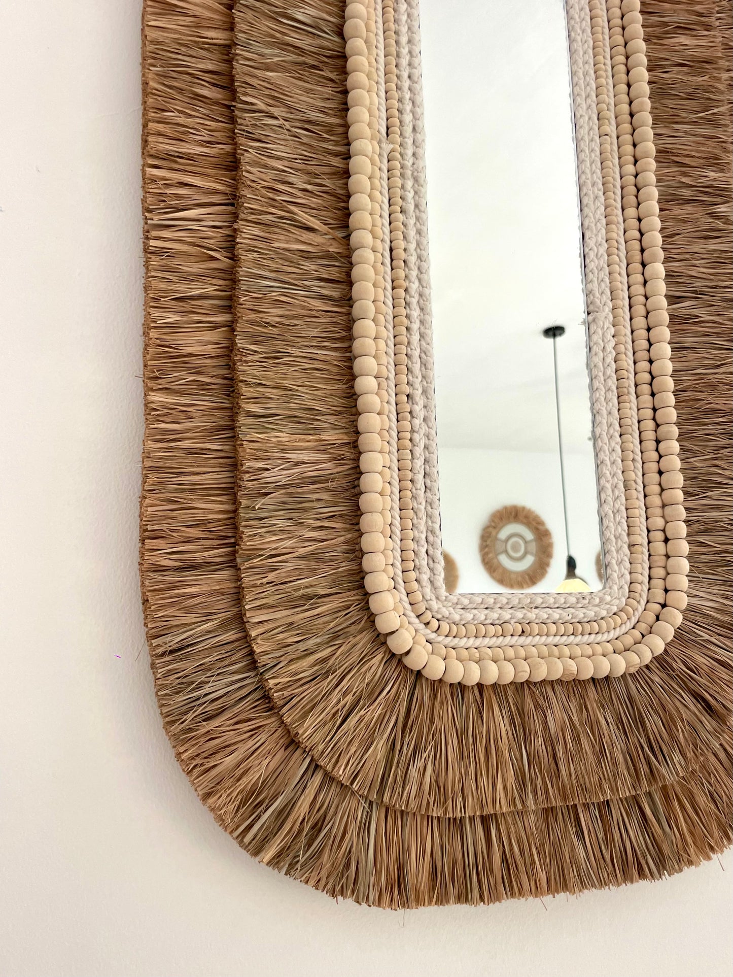 Miroir rectangulaire en macramé, perles de bois et fibres naturelles – pièce murale artisanale et élégante