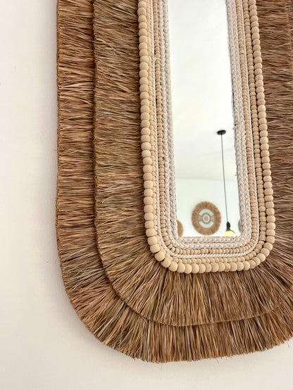 Miroir rectangulaire en macramé, perles de bois et fibres naturelles – pièce murale artisanale et élégante