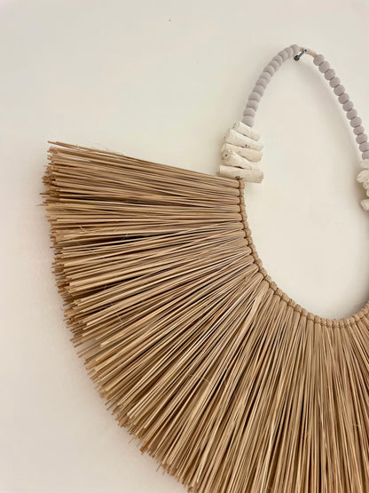 Décoration murale demi-cercle en bois flotté et plantes aquatiques – décoration artisanale naturelle de Bali