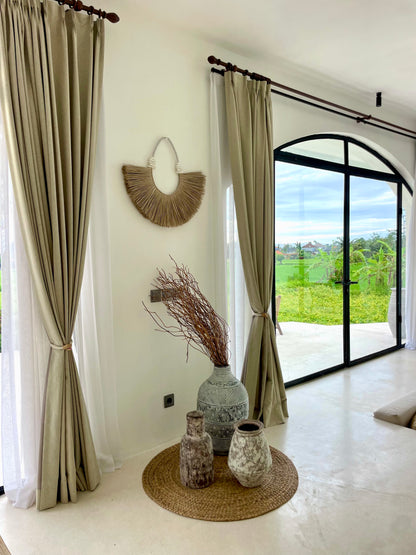 Décoration murale demi-cercle en bois flotté et plantes aquatiques – décoration artisanale naturelle de Bali