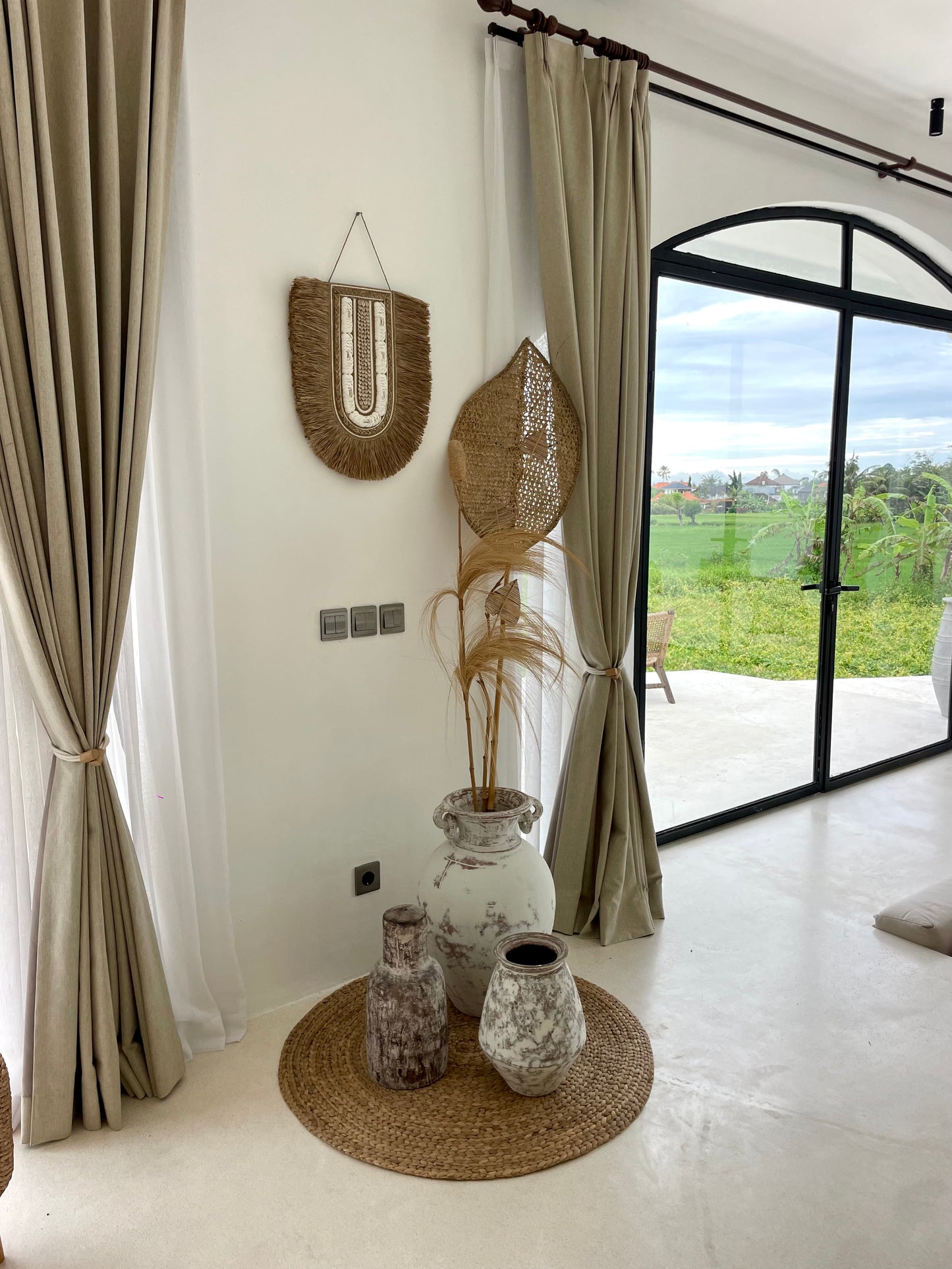 Décoration murale en U – coquillages et fibres naturelles de Bali
