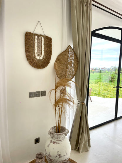 Décoration murale en U – coquillages et fibres naturelles de Bali