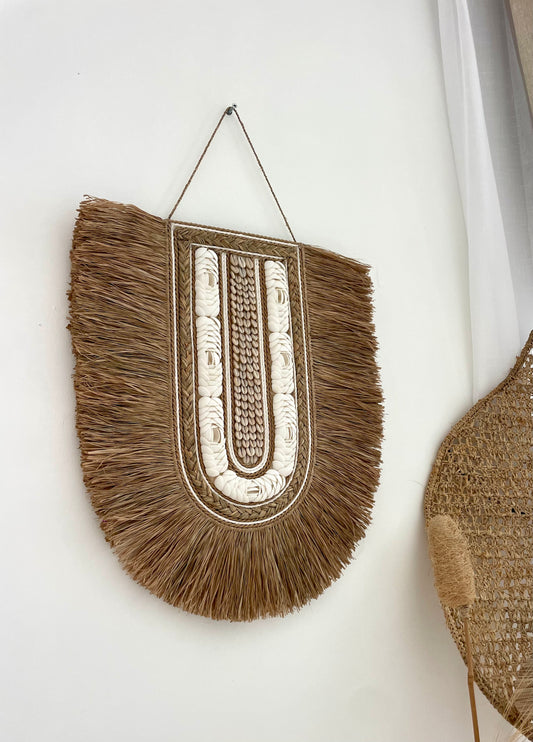 Décoration murale en U – coquillages et fibres naturelles de Bali