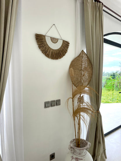 Demi-cercle mural en coquillages – décoration artisanale boho de Bali