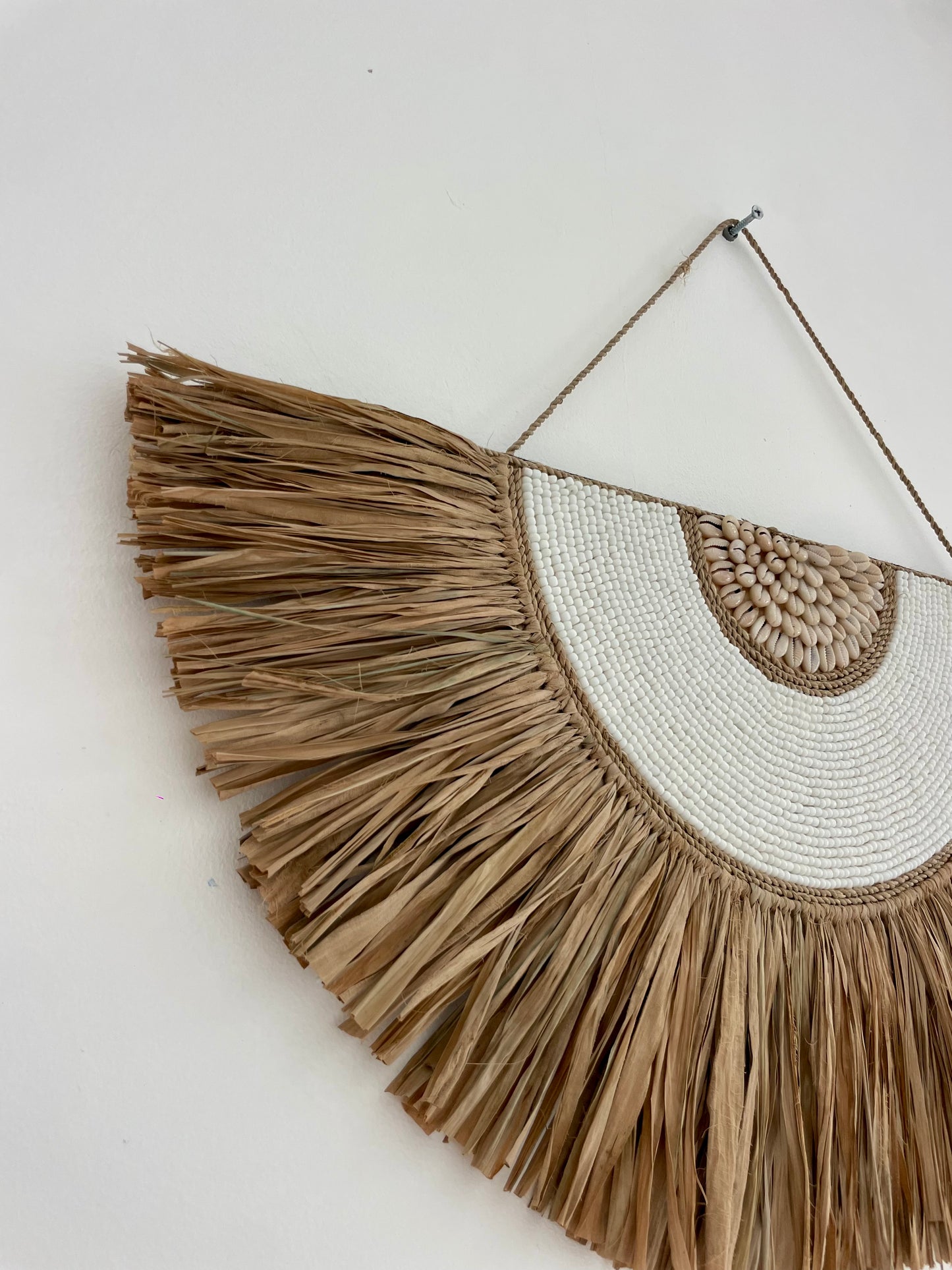 Demi-cercle mural en coquillages – décoration artisanale boho de Bali