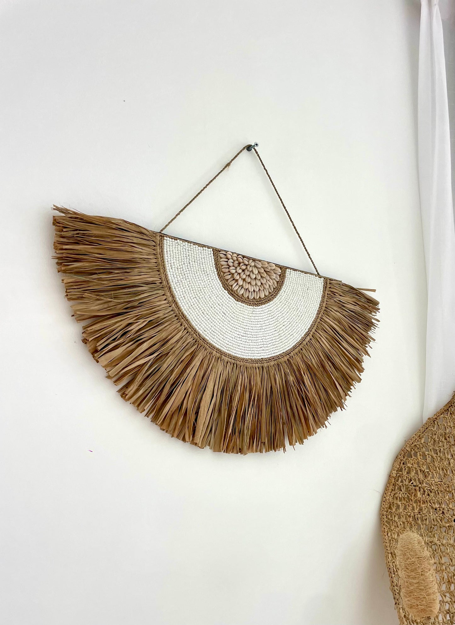 Demi-cercle mural en coquillages – décoration artisanale boho de Bali