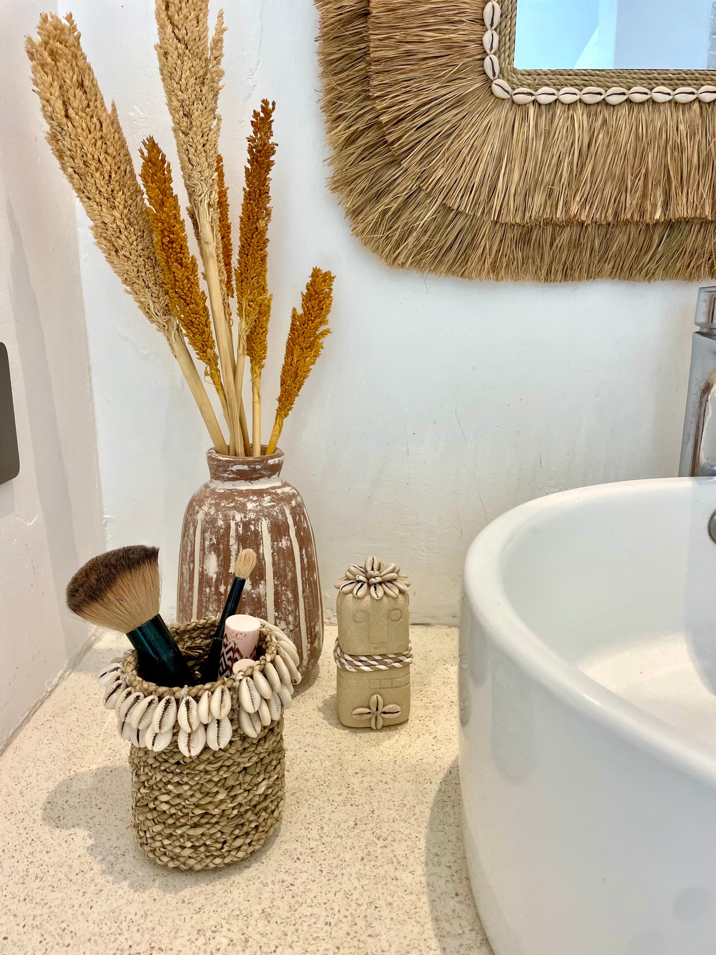 Petite panière en jonc de mer et coquillages cauri – accessoire déco bohème chic de Bali