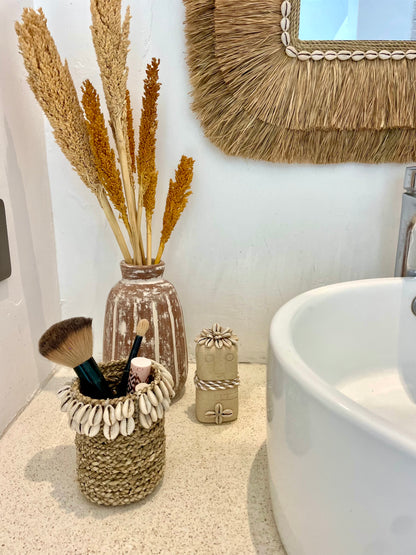 Petite panière en jonc de mer et coquillages cauri – accessoire déco bohème chic de Bali