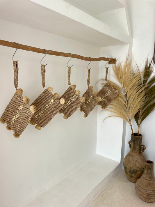 Pochette en fibres naturelles brodée – messages inspirants