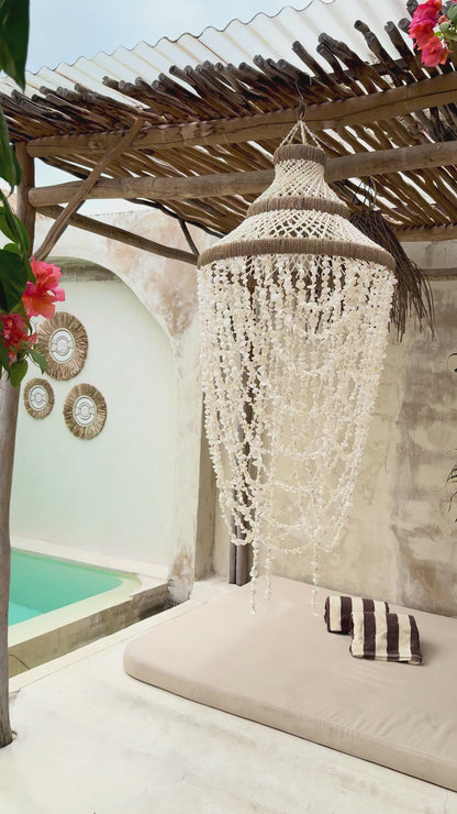 Grand lustre en coquillages et corde naturelle – pièce artisanale d’exception de Bali